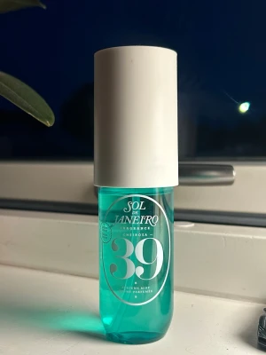Sol de Janeiro 39 parfym - Doften har inslag av kokoskräm, tropisk orkidé och rostad pralin. Perfekt för dig som gillar söta och exotiska parfymer. Limited edition. köpt på kicks