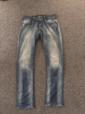 Blå Replay jeans - Tjenare, säljer ett par fetta Replay jeans, med fetta slitningar o snygga detaljer o i fint skick. Längden är 110 cm.