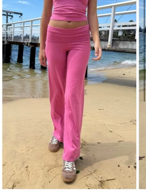 Brandy Melville yoga pants - Rosa yoga byxor från Brandy Melville. Populära och i nytt skick. Aldrig använda. Ursprungspris: 240 kr.💗