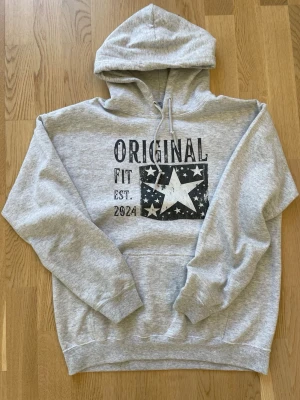 SCNDI Original Hoodie Grå - Säljer denna tvärfeta efterlysta hoodien från märket SCNDI. Riktigt bra kvalitet och inte använts så mycket. Storlek S men passar nog även XS då den sitter lite slim. Perfekt till höst/vinter säsongen. Hör av er med frågor om pris osv!🍀