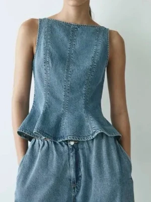 Ärmlös jeanskorsett i jeans - Säljer en snygg ärmlös korsettopp liknande topp i denim. Den är aldrig använd och har kvar lappen. Säljer för att den är för liten för mig. Kan möjligtvis vara i xxs. Dubbelkollar om ni är intresserade. 