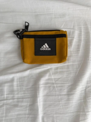 Adidas mini bag yellow eddition  - Säljer min Adidas mini bag då jag ej använder detta.