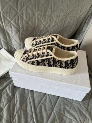 Christian dior sneakers - Säljer ett par jättefina dior sneakers i storlek 39. Skickas med full tillbehör. Kvitto finns på köpet. Perfekta skor till sommaren. 
