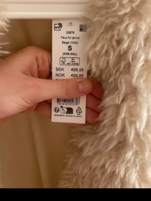 Beige teddyjacka i fuskpäls S - Säljer en fluffig och trendig teddyjacka i beige fuskpäls. Jackan har lång ärm, croppad passform och är supermjuk. Perfekt för dig som vill ha en cozy och stylish look till hösten eller vintern. Enkel att matcha med olika outfits.