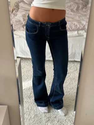 Low waist jeans - Snygga och sköna lågmidjade jeans k mörkblått. Köpta i Italien så storleken säger 42, men i svensk storlek är de 38. Som referens är jag 170 cm och bär oftast 27/32