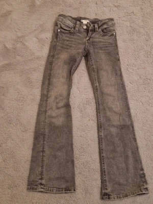 Jeans - Grå jeans från gina tricot i storlek 146. Finns även mycket fler jeans på min profil och om man köper två eller fler blir styck priset 80. Jeansen saknar en knapp där bak så priset kan sänkas🩷
