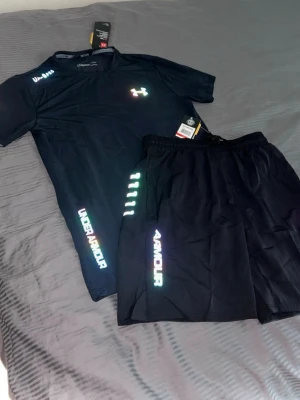 Svart träningsset från Under Armour - Under armour set i svart storlek L men passar också M. Passar perfekt för gymmet. Hör gärna av er vid frågor