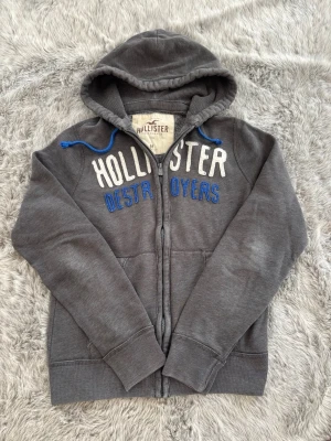 Hollister Hoodie - Säljer denna sällsynta och mycket eftertraktade Hollister hoodie | Storlek S | Mycket bra skick | Vid eventuella frågor hör gärna av dig och erbjuder bra pris vid köp av bundle 😁✅