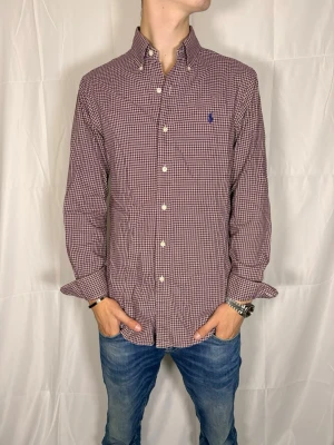 Ralph Lauren skjorta - Stilig Ralph Lauren skjorta nu inför hösten. Modellen är 180cm, 64 kg