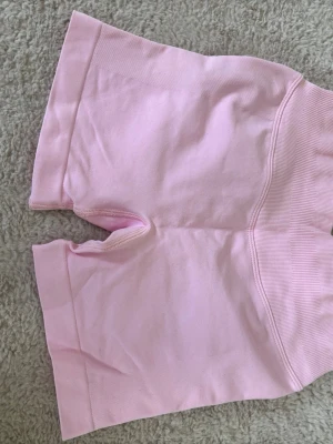 Rosa tränings shorts - Rosa tränings shorts med scrunch, lite stretchigt material, lite genomskinliga
