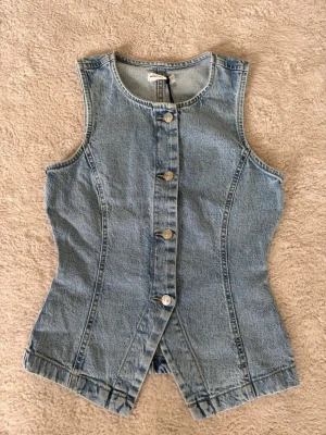 Denim topp  - Fin denim topp som tyvärr aldrig kommit till användning, inga defekter, figursydd