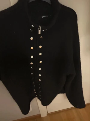 Svart kofta med dragkedja Gina Tricot - Fin svart kofta med coola detaljer, ny men drog av prislappen innan jag testade och vill ha en annan storlek 