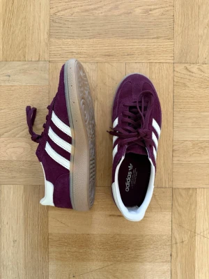 Adidas Spezial vinröda sneakers - Säljer mina vinröda Adidas Spezial i storlek 36 2/3. Använda 1 gång. Säljer då jag inte använder dem.