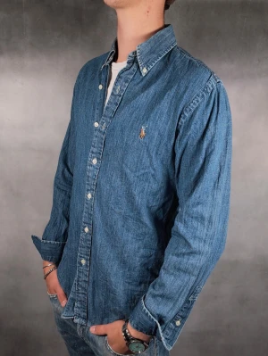 Ralph Lauren jeans Skjorta - Ralph Lauren skjorta • Storlek: M • Skick: 9/10 – fint skick utan skavanker • Inkluderas: Endast skjorta • Nypris: Ca 2000kr • Passform: Sitter normalt • Modellen på bilden är 180 cm lång, väger 65 kg •