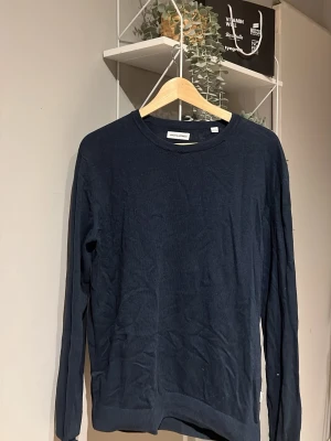  Jack & Jones stickad tröha  - Mörkblå stickad tröja från Jack & Jones med en sömn som gått upp men säljer billigt för 100