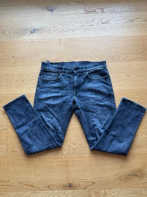 Dondup jeans  - Säljer dessa dondup jeans då de inte passar mig längre här är lite mått på byxorna och om ni har fler frågor tveka inte att höra av er höft 43cm längd 91cm ben öppning 15,5cm lår 24cm midjehöjd 24,5cm 