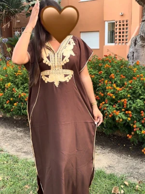 Brun gandoora🤎 - Klänningar är one size och är designade för att passa olika kroppstyper. På insidan finns ett justerbart band i midjan, så att du enkelt kan anpassa passformen. 🤍 Modellen är 165 cm.