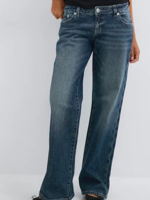 Blå raka jeans med låg midja - Säljer ett par klassiska blå jeans med rak passform och låg midja. Helt nya endast testade. nypris 500
