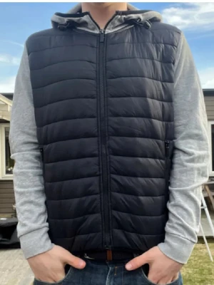 3 cardigans - 3 cardigans för 499kr. Priset är fast. Alla sitter som storlek S. Passar om du är runt 175cm. En gråsvart, en mörkblå och en svart.
