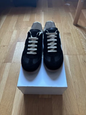 Mansion margiela gats  - Ett par helt nya Mason marigiela gats i storlek 41, aldrig använda då det ej passade. Skulle säga att det passar mellan storlek 40-41, skriv vid minsta fråga! 