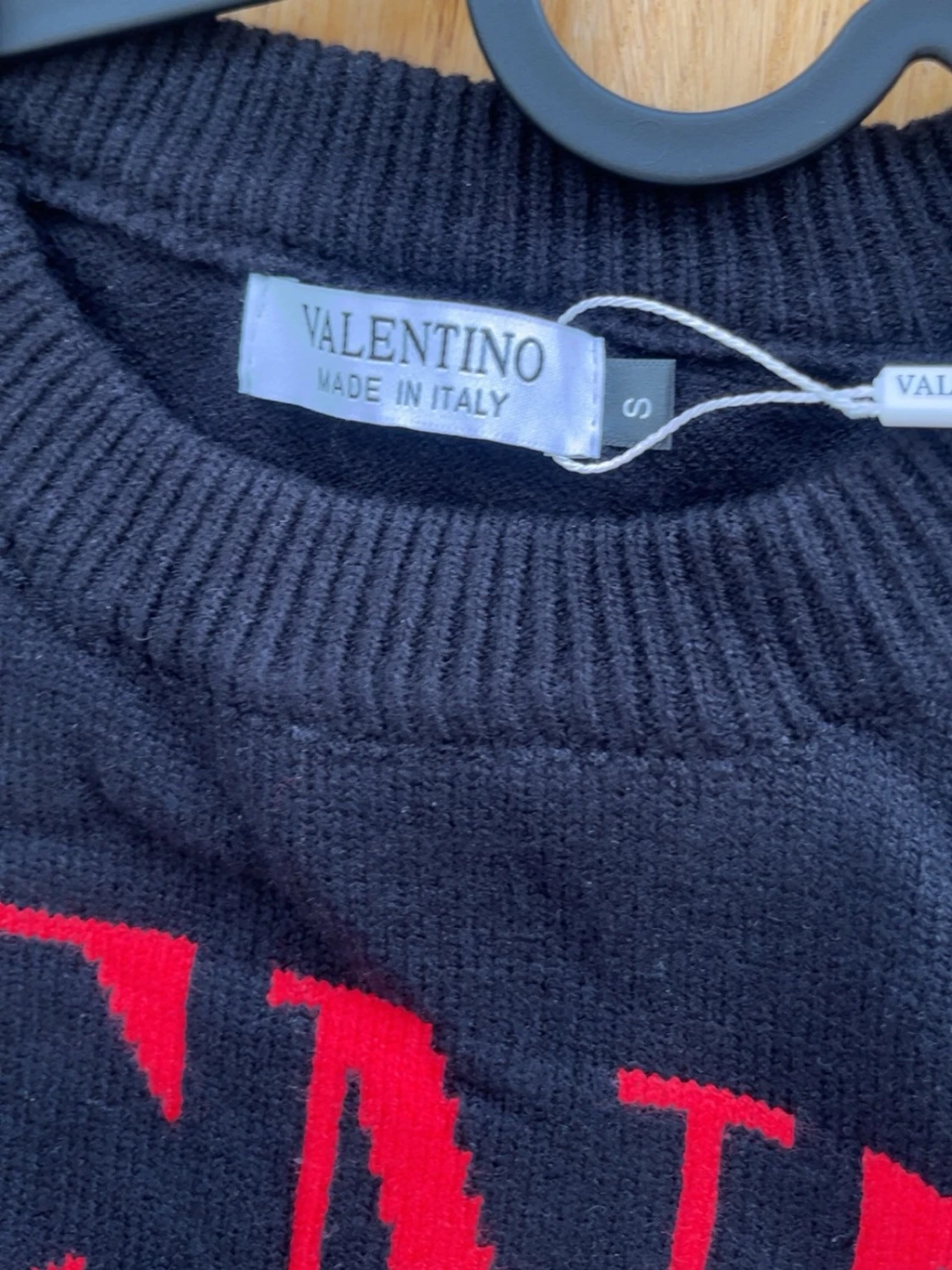 Mörkgrå stickad tröja med röd text - 2