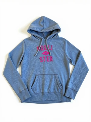 Hollister hoodie S - Säljer en jätte fin hollister hoodie i storleken L men sitter mer som S. Jätte fint skick och allt är perfekt! 10% rabbat om man följer och man får med 💝🎁