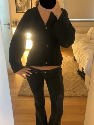 Svart cardigan  - Super fin svart cardigan från Gina storlek xs knappt använd. Pris går att diskutera 