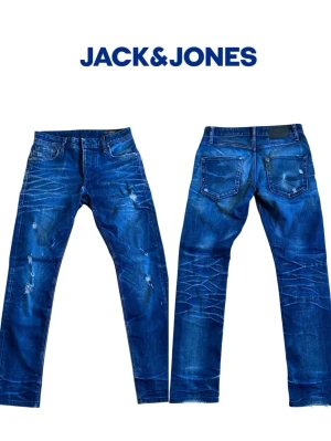 Jeans med fet wash och feta fades - Säljer ett par sjukt snygga jeans med galen snygg wash och fin fade. Dessa jeans är väldigt eftertraktade, det är slim fit och är storlek W29 L30. Knappen är borta, 10% rabbat om man följer och då skickar jag också med gåva💝🌸🎁