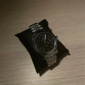 Silverfärgad klocka med metallarmband - Boxen ingår