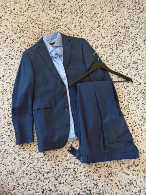 Kostymset från Espirit och Dressmann - Kostymset från Espirit, och skjorta från Dressmann. Använt endast en gång. 