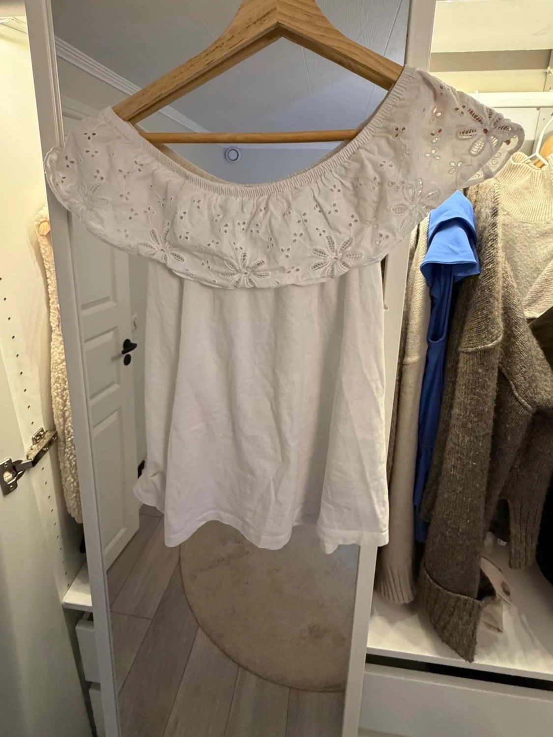 Vit offshoulder topp med spetsdetaljer - 1