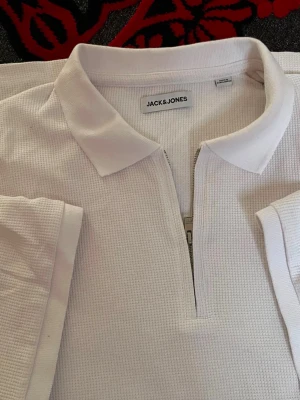 Jack & Jones vit pikétröja, storlek L - Jack & Jones white waffle-texture half-zip polo, short sleeves.