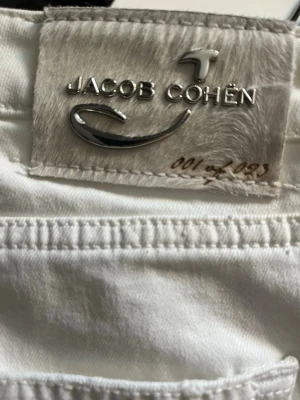 Vita jeans från Jacob Cohën - Säljer ett par vita jeans från Jacob Cohën det är ett limiterat dropp, dessa är 01/23! Materialet är mjukt och stretchigt för extra komfort. Hör av er vid frågor🔥 pris är diskutabelt 