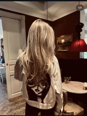 Oversized jeansjacka med tryck - Supercool jeansjacka från Lindex köpt via Jaqui UF, perfekt till hösten! Oversized fit men passar perfekt för mig som oftast har S