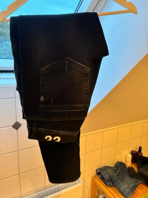 Dondup Jeans George - Säljer mina svarta dondup jeans med slitningar. Modellen för jeansen är George. De är i bra skick och har inga defekter. Storleken för jeansen är 33. Det är bara att höra av sig vid frågor eller funderingar, eller om det önskas fler bilder! Pris kan diskuteras!