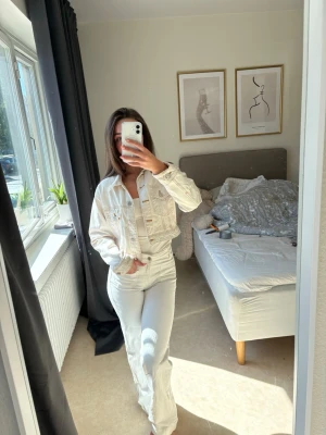 Jeansjacka  - Säljer denna vit/ljusrosa jeansjackan från Zara. Bra skick! Inga skavanker 