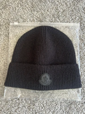 Moncler mössa - Svart moncler mössa som aldrig är använd, den är perfekt nu när det börjar bli lite kallare. Säljer för jätte bra pris men kan också går ner lite 🥶♠️