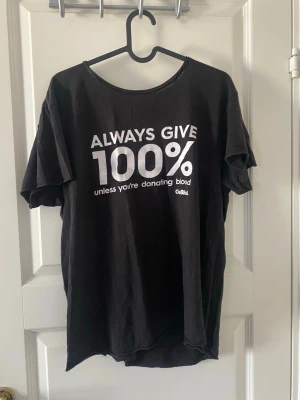 Svart t-shirt med texttryck - Cool svart t-shirt med vitt texttryck