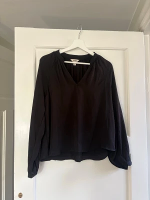 Jättefin svart blus ifrån märket Aware by vero Moda - Jättefin svart blus ifrån märket Aware by vero Moda i storlek xs. Blusen är långärmad, sval och väldigt skön. Den är i bra material, har en fin passform och är perfekt nu till hösten. Den är knappt använd, bara ett fåtal gånger så i mycket bra skick. Skriv om funderingar, lämna gärna omdöme och priset kan diskuteras😊