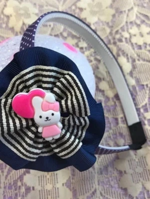 Söta Diadem med kanin och rosett - Två hårband med gulliga kanindekorationer och stora rosetter. Ett hårband har en marinblå och vitrandig rosett, det andra har en ljusrosa rosett. Båda har en liten kanin med rosa klänning och hjärta. Perfekt för att piffa upp frisyren! 35kr/st 