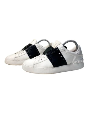 Vita sneakers med svarta detaljer - Säljer mina Valentino sneakers med svarta nitar i storlek 38 som är i gott skick🫶