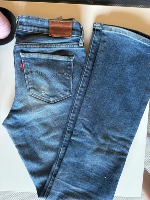 715 bootcut jeans från Levi's - De är inte jätteutsvängda men modellen heter 715 bootcut. Storlek 25 i midjan och skulle gissa på att de är 30/31 i längden. De är rätt använda vilket märks på att tyget är lite ljusare baktill men det är inget jag stört mig på!❣️