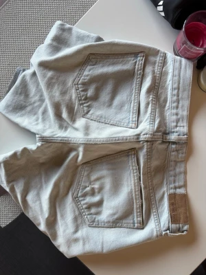 Ljusblå raka jeans från Gina  - De är använda men i bra skick. Finns ett litet hål på höger bakficka men inget jag har lagt märke till.  