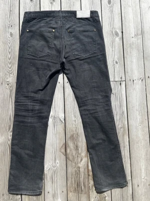 Acne jeans straight vintage slitningar - Acne jeans i straight fit med riktigt snygga slitningar, vid fickan och baksidan av benen. Sitter lite löst med en snygg straight fit som lägger sig snyggt över skorna. Sjukt snygg tvätt, lite blekning vid bensluten samt veckningar på baksidan av benen. Limited edition då denna modell (Max cash) inte säljs längre.                                  Skick: 9/10.                                             Storlek: 33/32