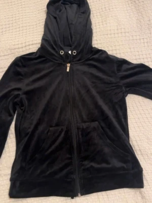 Blandat - Allt detta ingår i paketet!! 🩷  Koftan på första bilden är köpt på Gina tricot i storlek XS.  Toppen på andra bilden är köpt på Gina tricot i storlek XS.  T shirten är köpt på zara i storlek XS.  Lila t shirten är köpt på SOC i storlek S.  Allt är i fint skick. 💌
