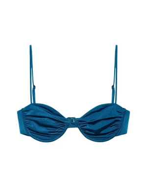 Blå bikini med smala axelband - Snygg blå bikini med smala axelband och bygelbikinitopp. Underdelen har höga ben och knyt i sidorna för justerbar passform. Perfekt för strandhäng och pooldagar. Enkel och stilren design som känns modern och fräsch. Överdelen i storlek M (liten i storlek) underdelen i storlek S