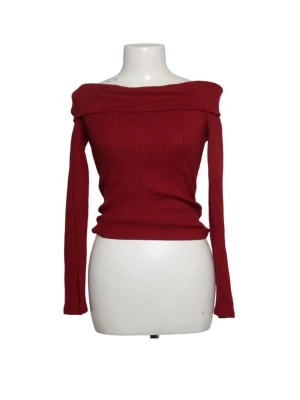 Vinröd ribbad off shoulder tröja - Mysig vinröd off shoulder tröja med ribbad struktur och långa ärmar. Tröjan är tillverkad i ett mjukt, stretchigt material som sitter snyggt på kroppen. Perfekt för lager på lager och höstiga outfits.