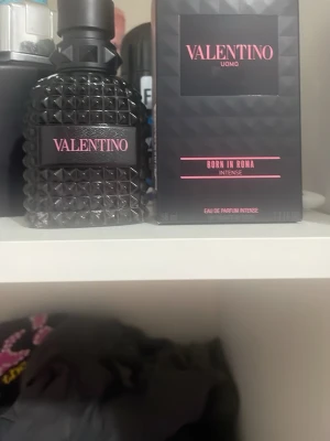 Byttr o säljer - Säljer en parfym från Valentino i en cool flaska med nitar. Flaskan är svart upptill och övergår i rött och genomskinligt glas nedtill. Märkets logga syns tydligt på etiketten. Perfekt för dig som gillar exklusiva dofter och snygg design.