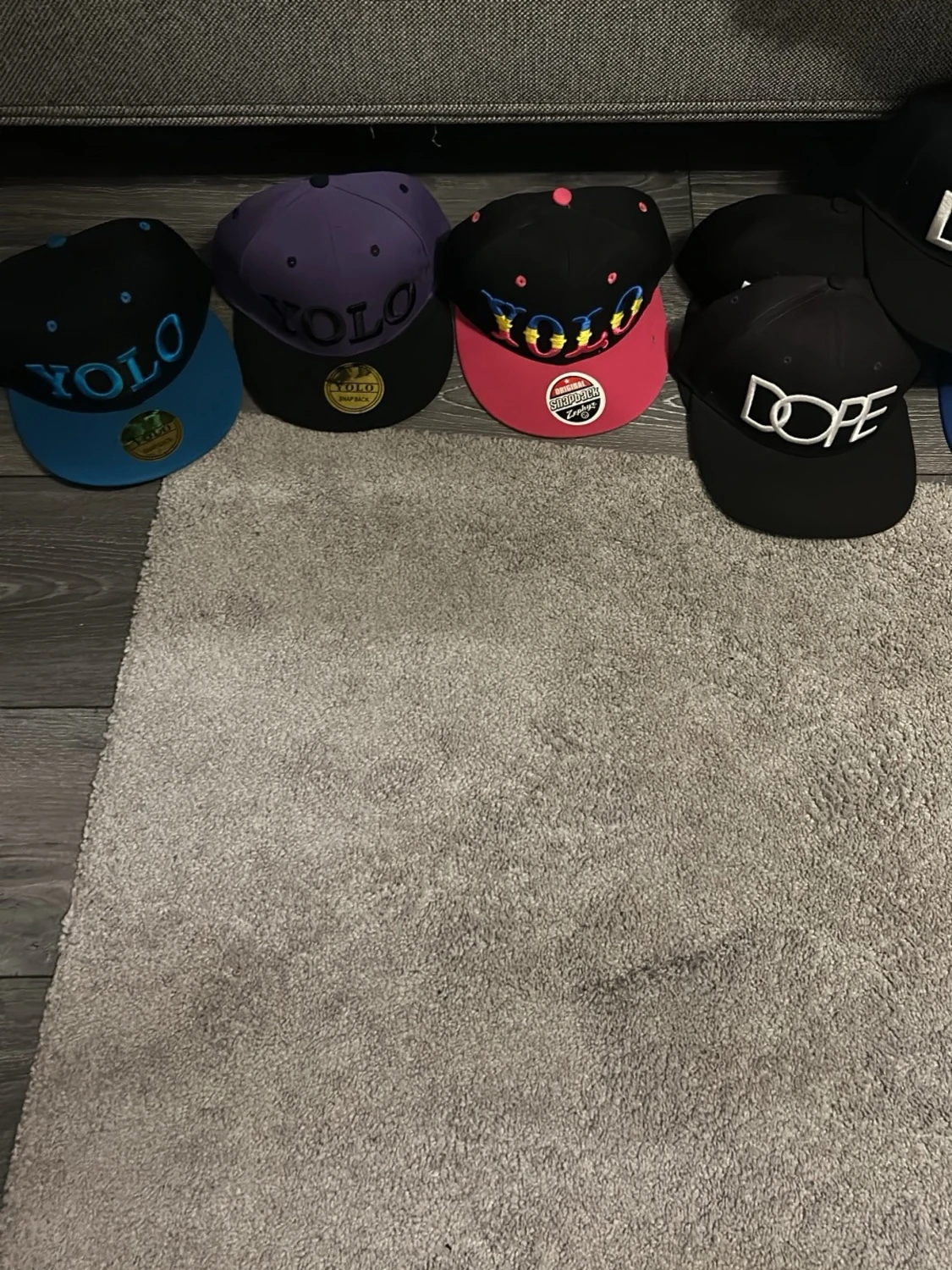  kepsar YOLO & DOPE 1 för 70 2 för 140 alla för 700 - 1