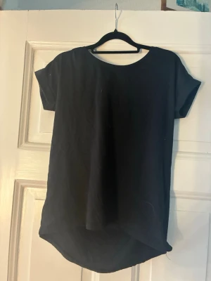 Svart t-shirt från VILA - Enkel och stilren svart t-shirt från VILA med rund halsringning och korta ärmar. 
